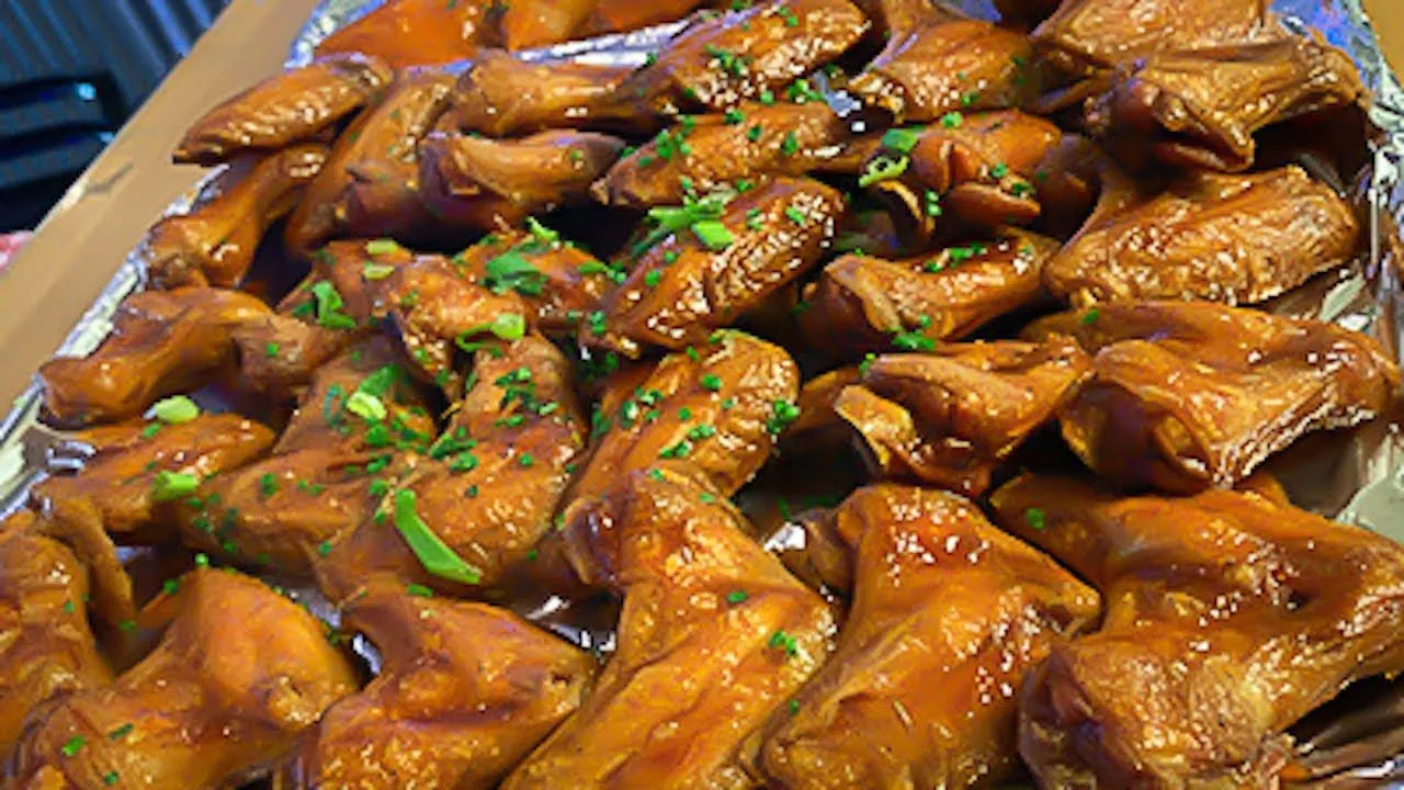 Thumbnail for the 30 Wing Challenge at Man vs. Food video
