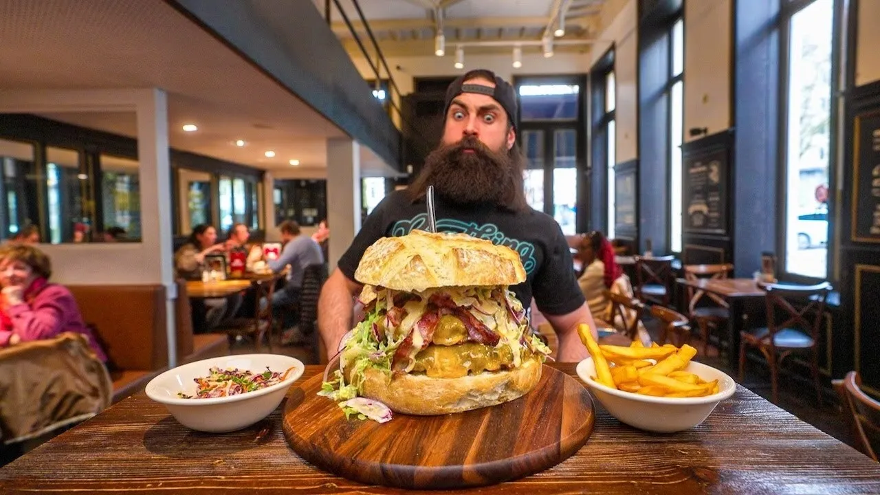 Thumbnail for the Giant Burger Challenge at Huggys video